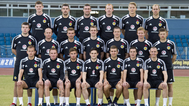 98712-the-scotland-squad-wore-poppies-as-they-posed-for-an-official-team-photograph-in-cyprus-on-tuesday